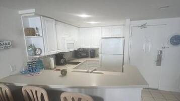 Luxury Apartment, Balcony, Ocean View | Private kitchen