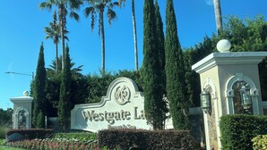 Segnaletica per Westgate Las Vegas Resort & Spa, circondata da palme e verde curato.