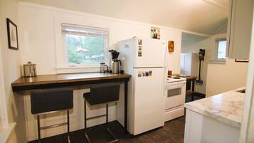 Coffee/tea maker, fridge, microwave, oven