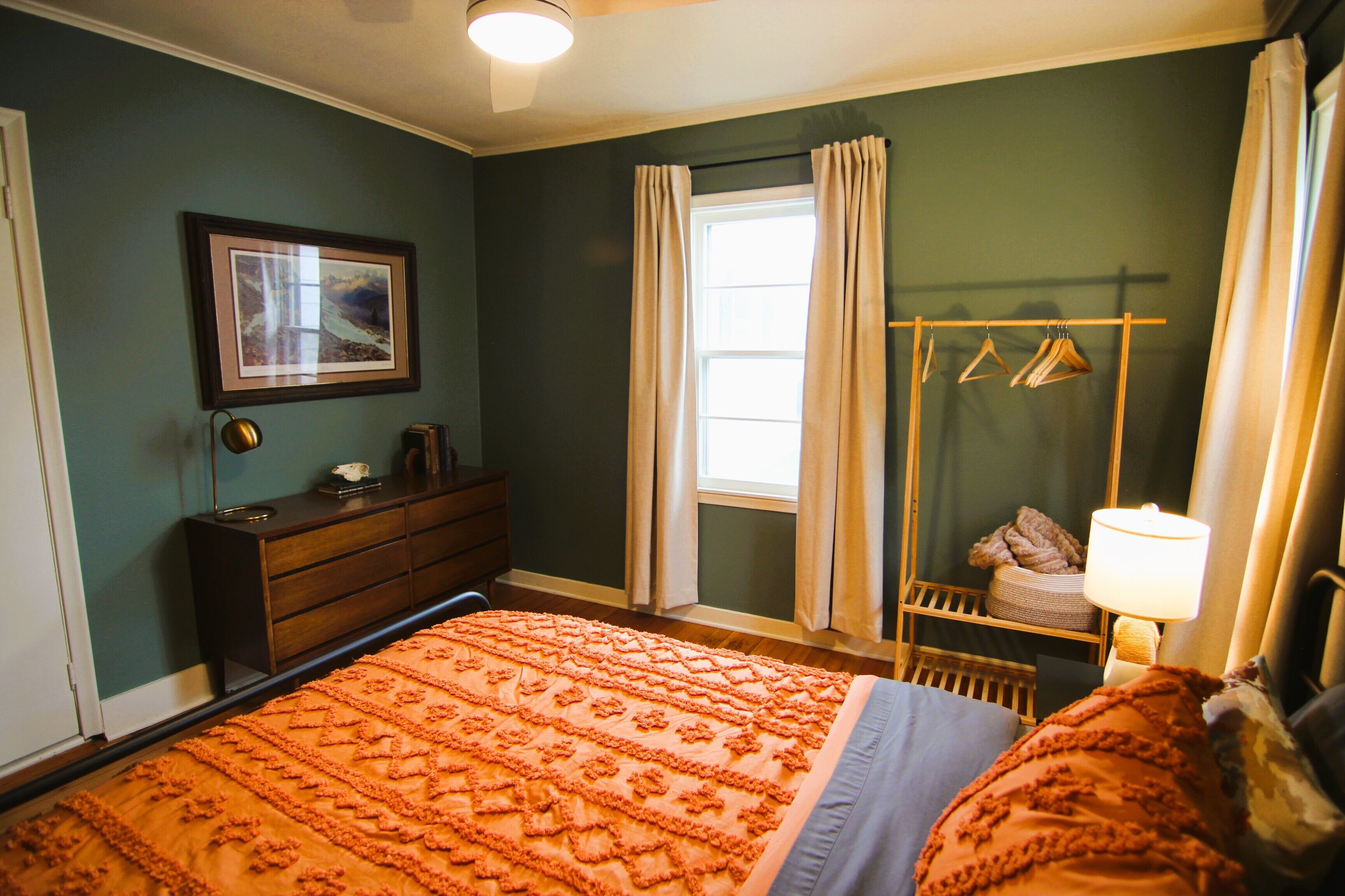 3 bedrooms, desk, iron/ironing board, travel cot