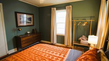 3 bedrooms, desk, iron/ironing board, travel cot