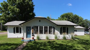 Ein eingeschossiges Haus mit Veranda, Briefkasten und kleinem Garten.