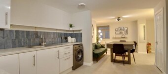 Southsea Luxury Apartment with Hot tub  