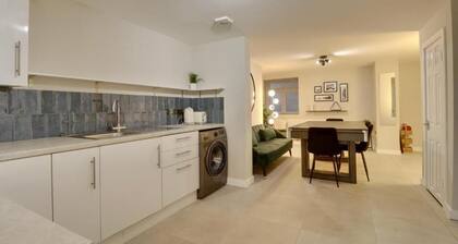 Southsea Luxury Apartment with Hot tub