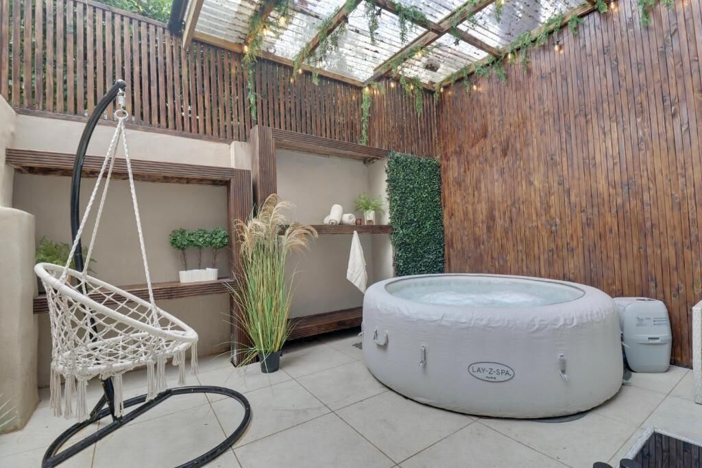 Bathtub spa indoor