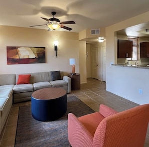 Living area - Cozy 1-bedroom condo with AC in charming Las Vegas (Las Vegas)