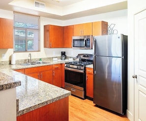Private kitchen - Cozy 1-bedroom condo with AC in charming Las Vegas (Las Vegas)