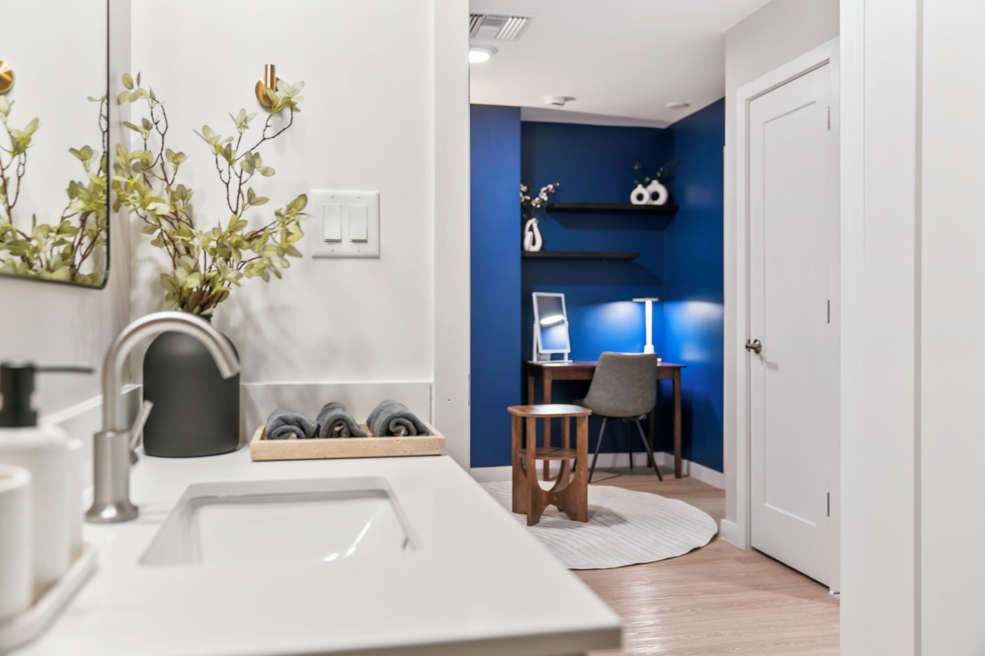 Ein modernes Badezimmer mit Waschbecken, Handtuchhalter und Spiegel.