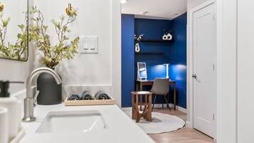 Ein modernes Badezimmer mit Waschbecken, Handtuchhalter und Spiegel.