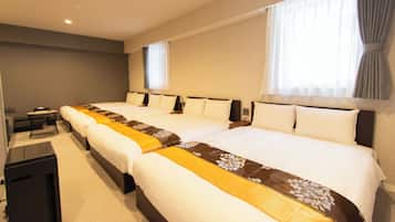 Une chambre d’hôtel avec deux lits, un bureau et une chaise.