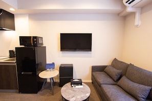Habitació quàdruple Comfort | Sala d'estar | Televisor intel·ligent 