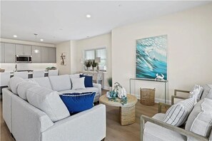 Smart TV - Modern 3BR condo with Pool & Private garage (Wildwood)