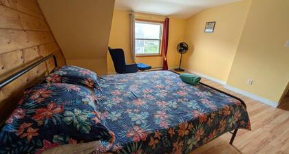 Cozy Downtown Harbour View Getaway