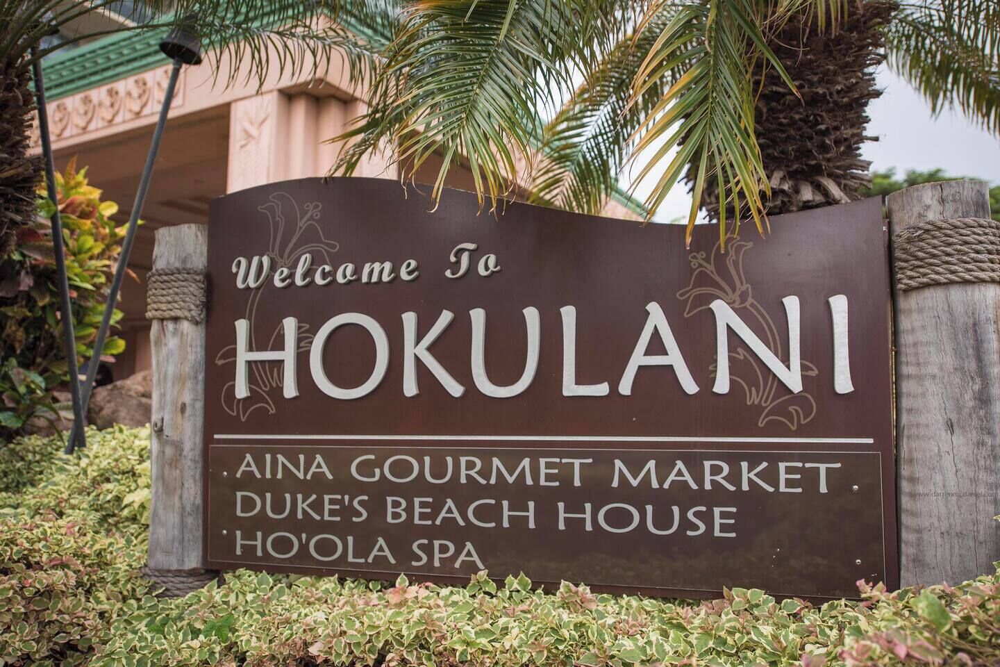 A welcome sign for HOKULANI, indicating the presence of AINA GOURMET MARKET, DUKE'S BEACH MARKET, and HO'OLA SPA.