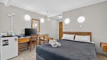 Standard Triple Room | Desk, WiFi (free)