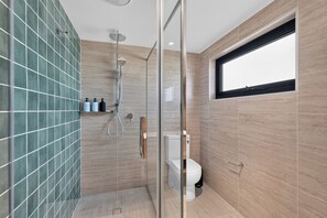 Chambre Double Deluxe | Salle de bain | Douche, articles de toilette gratuits, serviettes fournies, savon