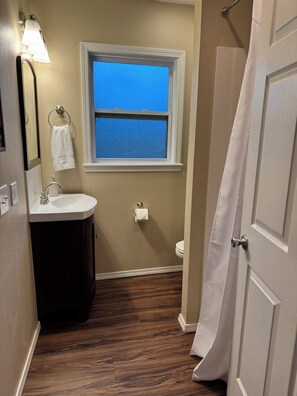 Shower, hair dryer, towels, soap - Home Sweet Stillwater 4BR Near OSU (Stillwater)