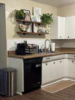 Private kitchen - Home Sweet Stillwater 4BR Near OSU (Stillwater)