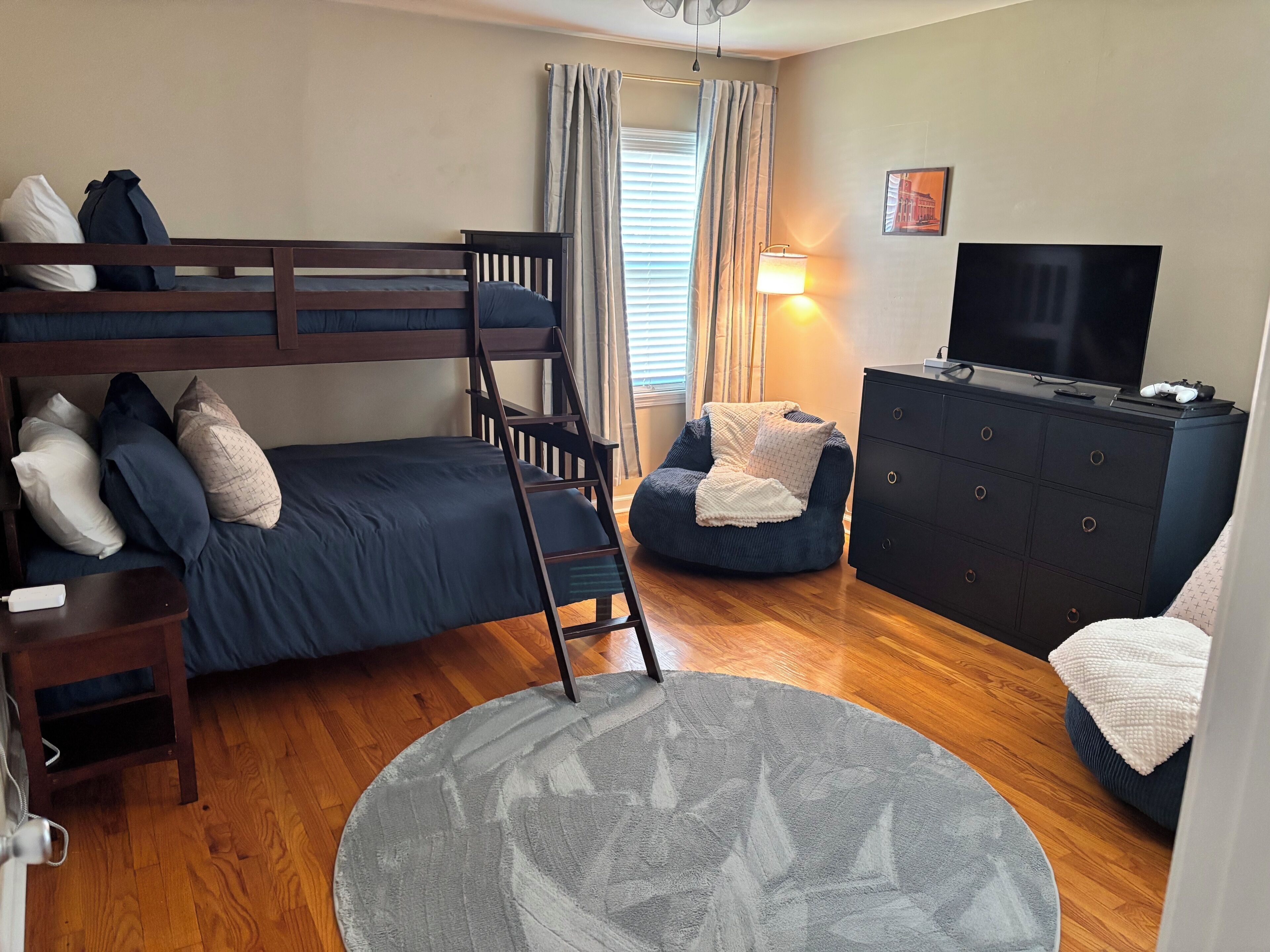 4 bedrooms, iron/ironing board, WiFi, bed sheets