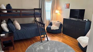 4 bedrooms, iron/ironing board, WiFi, bed sheets