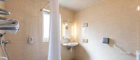 Un baño con ducha, inodoro y lavamanos.
