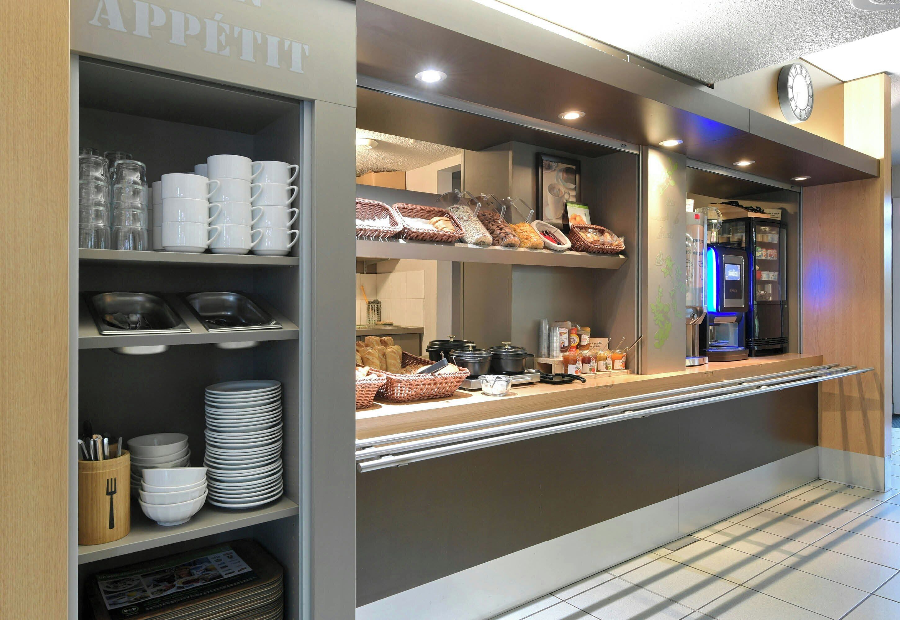 Een ontbijtbuffet met verschillende soorten eten en bestek.