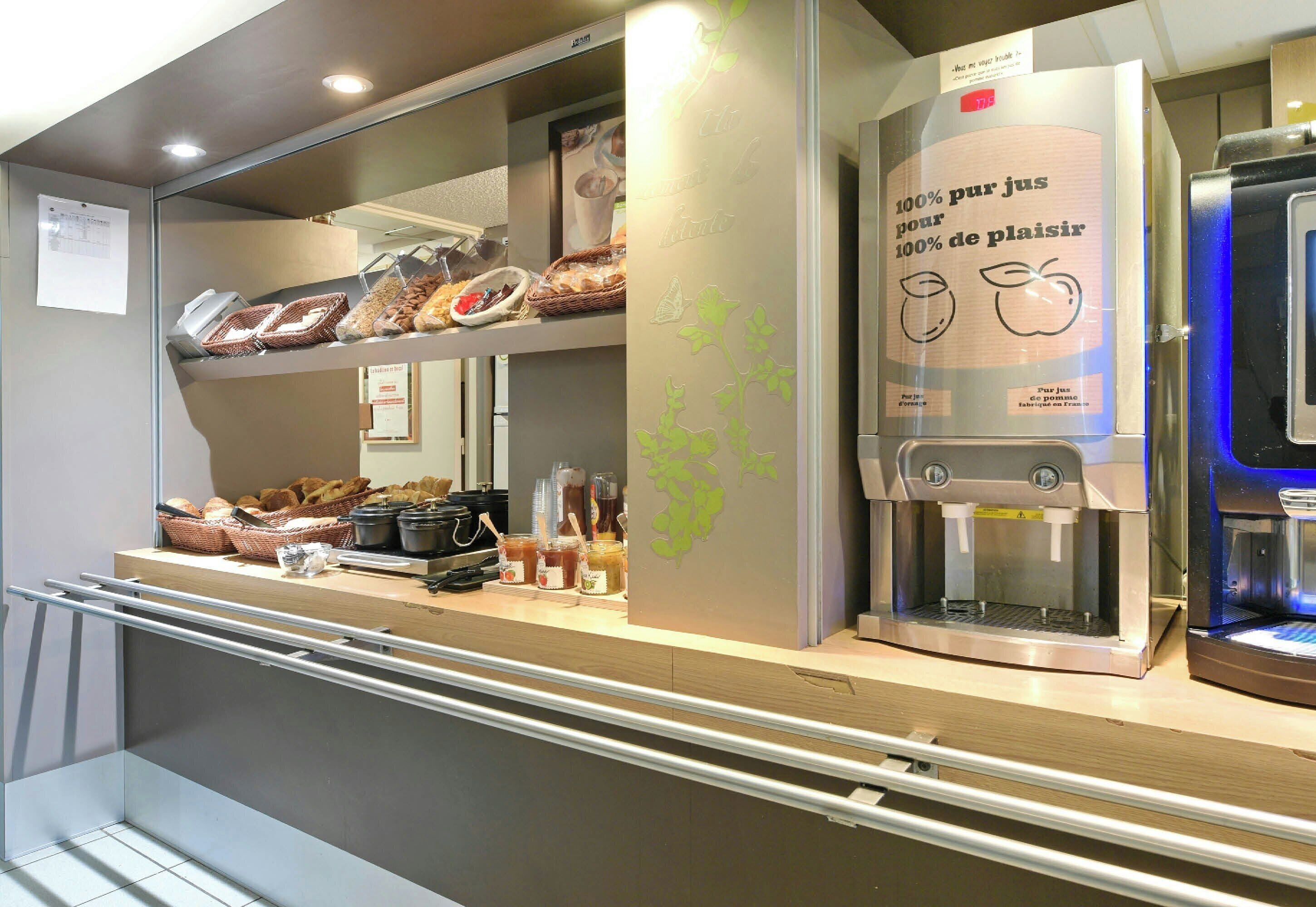 Een ontbijtbuffet met diverse etenswaren en een koffieapparaat.