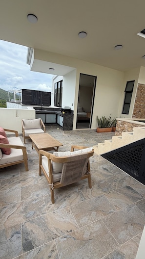 Terrace/patio - 2-bedroom apartment in charming San Jerónimo with AC and private jacuzzi. (San Jerónimo)