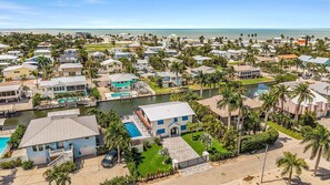 A coastal residential area with houses, a swimming pool, and a marina. - Canal Retreat with Heated Pool, Beach Walk & Putting Green Escape - Mar el Agua - Roelens (Fort Myers Beach)