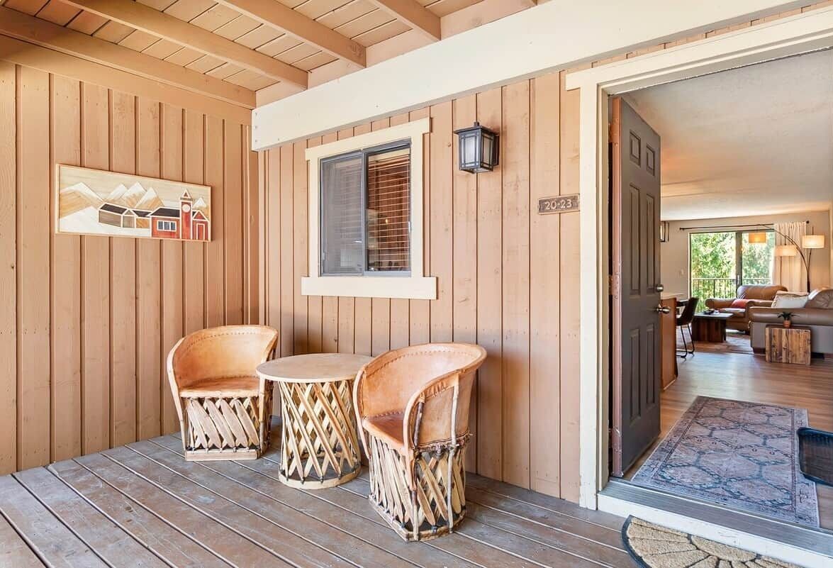 Front balcony / entry