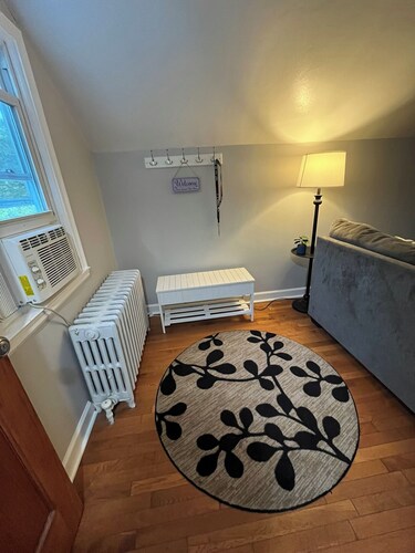 Cozy 2 bedroom Upper Duplex w/ Bonus Room