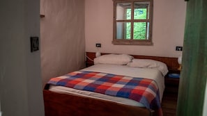 4 bedrooms, iron/ironing board, Internet, bed sheets