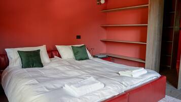 4 bedrooms, iron/ironing board, internet, bed sheets