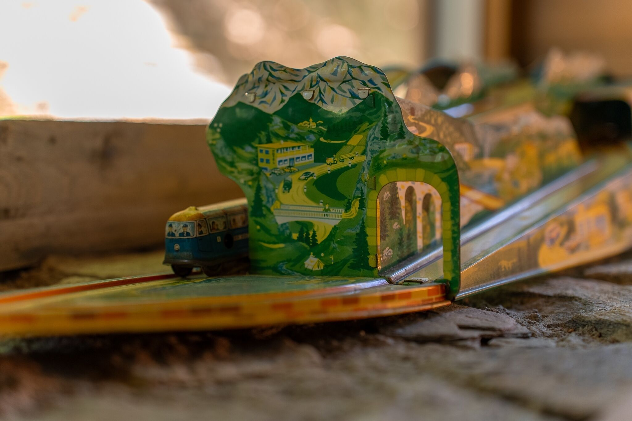 Un ensemble de trains miniatures comprenant une locomotive verte et un wagon de voyageurs bleu.