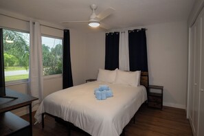 Iron/ironing board, WiFi (free), bed sheets - Screened Lanai • Private Dock • Fire Pit • Grill (Punta Gorda)