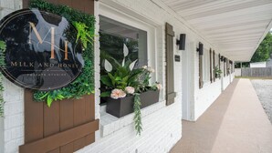 Un edificio con un cartel que dice 'MILK AND HONEY PRIVATE STUDIOS'.