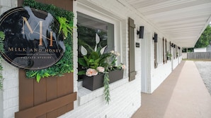 A building with a sign that reads 'MILK AND HONEY PRIVATE STUDIOS.' - Clair de Lune Studio A Charming Kokomo Stay (Kokomo)