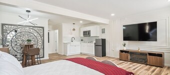 Clair de Lune Studio A Charming Kokomo Stay
