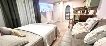 Cozy & Charming Studio. Minutes from Disney & Epic Universe + Top Amenities