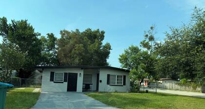 Cozy & Modern Studio, near Orlando’s Park