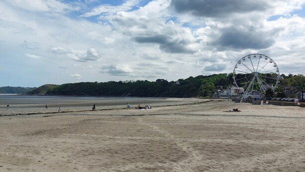 A beach with a large Ferris wheel in the background, a sandy shore, and a line of houses along the water's edge. - 4 bedroom nice home in Binic (Binic)