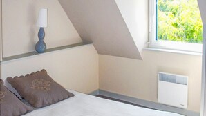 Room - 4 bedroom nice home in Binic (Binic)