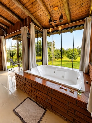 Deluxe Chalet, Mountain View | Bathroom | Hair dryer, towels, soap, shampoo - Chalés Aconchego dos Canyons (Praia Grande)