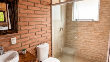 Chalé luxo, vista para a montanha | Banheiro | Secador de cabelo, toalhas de banho, sabonete, shampoo