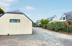 A residential street with houses, a sign reading 'HAMEAU du BOIS', and parked cars. - 3 bedroom gorgeous home in Piriac-sur-Mer (Piriac-sur-Mer)