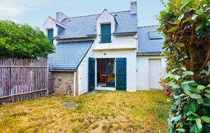 A two-story house with a stone facade, a sloped roof, and a small front yard. - 3 bedroom gorgeous home in Piriac-sur-Mer (Piriac-sur-Mer)