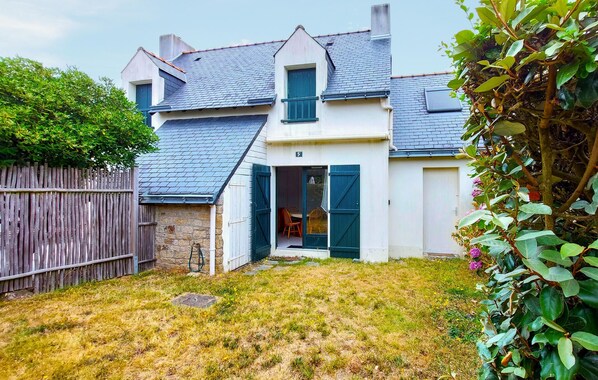 A two-story house with a stone facade, a sloped roof, and a small front yard. - 3 bedroom gorgeous home in Piriac-sur-Mer (Piriac-sur-Mer)