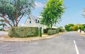 A residential street with a white house, a roundabout sign, and a hedge. - 3 bedroom gorgeous home in Piriac-sur-Mer (Piriac-sur-Mer)