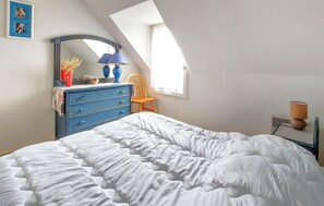A bedroom with a bed, a dresser, a chair, a mirror, and a window. - 3 bedroom gorgeous home in Piriac-sur-Mer (Piriac-sur-Mer)