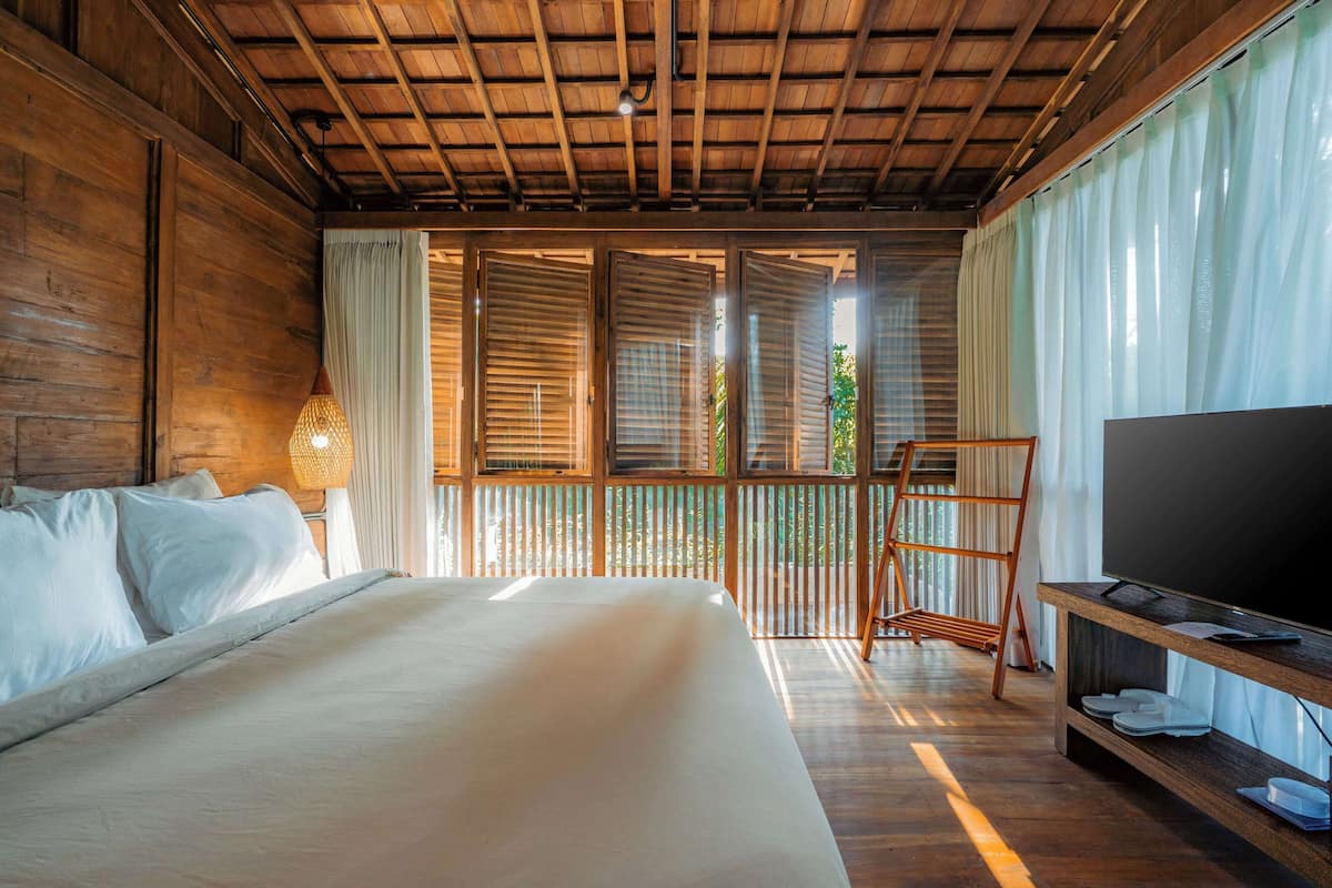 In-room safe, blackout drapes, WiFi (free), bed sheets